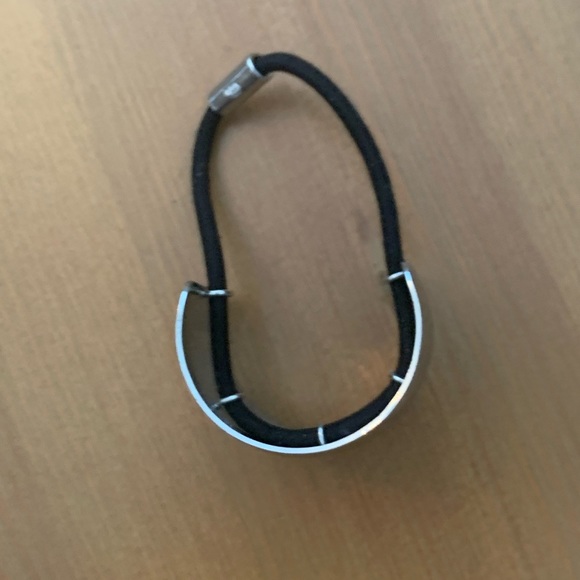 *Free with $25 purchase* Banana Republic Silver Hair Accessory - Picture 4 of 4